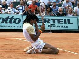 Cet accessoire devenu star s'offre aujourd'hui une nouvelle édition : Yannick Noah Vainqueur De Roland Garros Revoir La Finale Dan Tele Star