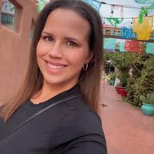 Santa 🎅🏻 décor is packed up. Winter ❄️ wonderland touches remain.  Honestly…I'm loving it.