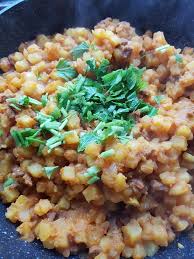 Segengam ikan bilis atau udang kering ( dikisar ) boleh ganti daging kisar atau ayam. Inti Sedap Kulit Rangup Wanita Ini Kongsi Rahsia Buat Karipap Daging Paling Enak