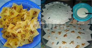 Masukkan sudip berisikan bancuhan tepung, kacang dan ikan bilis ke dalam minyak. Rempeyek Ekspres Guna Kulit Popia Janji Ada Kacang Ikan Bilis Mingguan Wanita