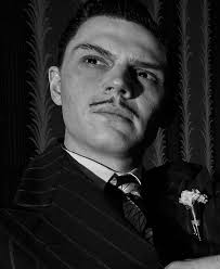 I think an older Evan Peters would make a great Andrew Ryan in a live  action Bioshock movie. What do you guys think? : r/Bioshock