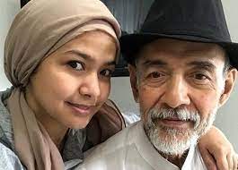 Azrene soraya bersama ayah kandungnya abdul aziz nong chik yang sangat humble dan low profile.abdul aziz adalah bekas suami ds rosmahkelihatan mereka sangat. Azrene Ahmad Wiki Rosmah Mansor Daughter Age Bio Net Worth Fact