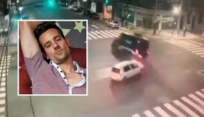 Es que desde agosto de 2015, cuando chocó 8 autos que estaban estacionados en el barrio porteño de belgrano y los vecinos casi lo linchan, el cantante viene con una tormentosa etapa signada por ciertos escándalos. Snauc3exxxovlm