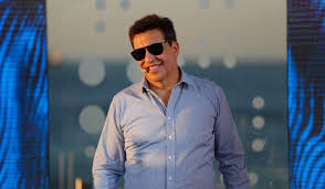 El animador julio césar rodríguez vuelve a ser noticia por su particular estilo de conducción, y esta vez fue protagonista de un gracioso chascarro en vivo y en directo en el matinal contigo en la mañana de chv. Nuevo Romance Festivalero Coqueteo De Julio Cesar Rodriguez Genera Ola De Memes En Redes Sociales