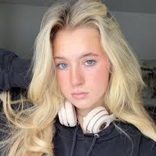 Tara Swinson's Instagram, Twitter & Facebook