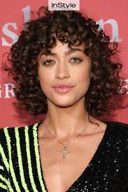 Diese Locken Frisuren Werden 2019 Trend Jetzt Schon Mal Einen Friseur Termin Vereinbaren Curly Hair Styles Naturally Curly Hair Styles Curly Hair With Bangs