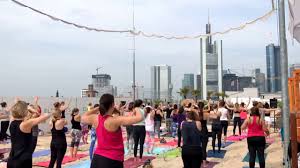 Im sommer als citybeach bekannt, verwandelt sich das. Sunrise Rooftop Yoga Opening Citybeach Frankfurt Youtube
