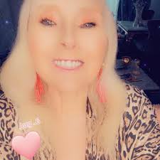 Inspired by @voguewilliams coastal trips to Jersey, our 'Beadboard Panel'  in ivory cream creates a timeless wood wall panelling look with a super  realistic tongue and groove beaded finish. The perfect backdrop