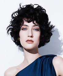 يعد الوجه البيضاوي هو الشكل المثالي للوجه النسائي، ولكنه ليس الشكل المثالي للرجال، ولكنه شكل جيد لتجربة عدة قصات متنوعة للشعر، لهذا فأنت محظوظ أيها الشاب لأن الخيارات أمامك كثيرة، فأختر ما يناسبك. Ù‚ØµØ§Øª Ù„Ù„Ø´Ø¹Ø± Ø§Ù„ÙƒÙŠØ±Ù„ÙŠ Ø¨Ø£Ø³Ù„ÙˆØ¨ Ø¹ØµØ±ÙŠ Ù…Ù„ÙØª Ù…Ø¬Ù„Ø© Ø§Ù„Ø¬Ù…ÙŠÙ„Ø©