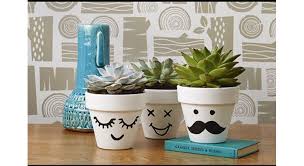 La terre cuite est un matériau répandu, notamment pour l'installation de plantes et pour le jardinage, mais c'est aussi une matière agréable à travailler pour les amateurs de poterie. Diy 27 Idees Pour Personnaliser Ses Pots De Fleurs