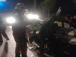 Dua lelaki maut kereta rempuh pokok. Lelaki Maut Kereta Rempuh Pokok
