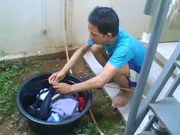 Aktivitas remaja yang sangat energik tentu memerlukan busana yang tepat agar bisa tetap tampil ceria sederhana dan tetap feminim tanpa mengurangi ruang geraknya sebagai remaja aktif. Fenomena Laundry Mahasiswa Kompasiana Com