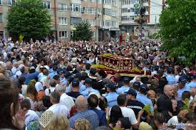 Sfântul mucenic ioan cel nou din suceava a trăit în sec. Mare De Oameni La Racla Sf Ioan Cel Nou De La Suceava Cotidianul Crai Nou