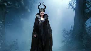 Maléfique ne peut être si hargneuse puisqu'elle est si belle. The Replica Of The Costume Worn By Maleficent Angelina Jolie In The Movie Evil Spotern