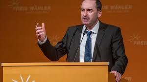Der bayerische wirtschaftsminister aiwanger will sich erst mal nicht gegen das coronavirus impfen lassen. Gesundheit Munchen Aiwanger Fur Unterricht Ohne Masken Fur Geteste Schuler Bayern Sz De