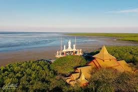Wisatawan yang akan berwisata ke pantai ini tentunya bisa melakukan beberapa kegiatan anda bisa berkunjung mulai dari pagi pukul 06.00 sampai jam 17.00 sore. Keunikan Wisata Kenpark Surabaya Go Trip Indonesia