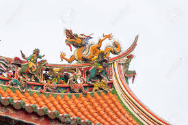 Tijdens de 'nacht' wordt de oosterse levensfilosofie in de verf gezet door indringende japanse drummuziek. Asien Kultur Konzept Dach Mit Schoner Dekoration Des Beruhmten Erbe Wahrzeichen Dem Traditionellen Alten Orientalischen Chinesischen Tempel Lungshan In Taipei Taiwan Lizenzfreie Fotos Bilder Und Stock Fotografie Image 68138440