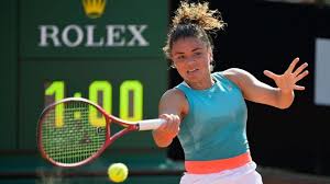 Cine este barbora krejcikova, campioana surprinzătoare de la roland garros născută pe 18 decembrie 1995 la brno, cehia, krejcikova a început să joace tenis încă de la vârsta de șase ani. Simona Halep S A Retras De La Roland Garros Cu Cine A Fost InlocuitÄ