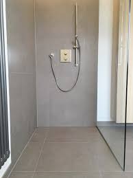 Dusche Ebenerdig Grau Fliesen Glasabtrennung Rainshower Dusche Fliesen Badezimmer Fliesen Grau Dusche