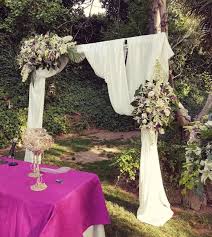 Está ubicada en el centro de una frondosa vegetación, con unos jardines preciosos, y árboles de gran. Arco Cuadrado En Finca Las Huertas Caracuel Nevado