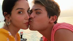 Benji & fede è un duo pop italiano, formato da benjamin mascolo e federico rossi, due ragazzi 20enni che si sono conosciuti tramite facebook e hanno iniziato a collaborare alla fine del 2011 dopo aver visto le rispettive perfomances su youtube. Federico Rossi Dedica Struggente Per Paola Di Benedetto Poi Si Infuria Dilei