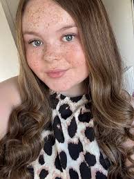 Good evening 🫶🏻 I am Georgina, the owner of Little G Bakes based in the  heart of Birkenshaw 🩷 I have a 5 ⭐️ hygiene rating, PLI and level 2 food  safety