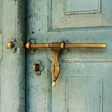 Epingle Par Renais Sanz Sur The Secret Of Emma Porte Ancienne Poignee De Porte Decor Urbain
