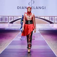 Hijaber ini terkenal karena akun instagramnya yang dipenuhi dengan banyak model baju muslim yang bisa dibilang sangat menginspirasi bagi kaum hawa yang kini sedang mencari model baju lebaran dian pelangi. 10 Busana Muslim Rancangan Dian Pelangi Desainnya Futuristik