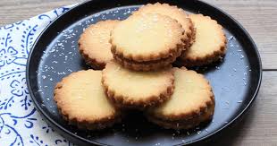 Dans Un Saladier Melangez La Farine Le Sucre Le Sel La Cannelle Le Beurre Et Emiettez Le Tout Du Bout Sable A La Confiture Confiture De Lait Recette Sable
