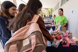 Estudiantes conocieron programas y beneficios: Bienestar realiza su primera  feria propia
