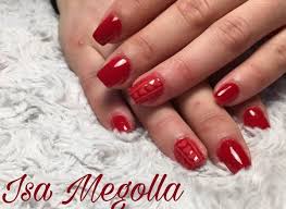 Aplicando uñas rojas con rosa pastel y gliter para crear un diseño navideño con solo acrílico. Unas Rojas 2022 Modaellas Com