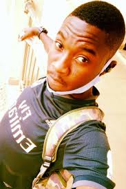 This food-obsessed cat is completely outraged by the very untrue sign her  family put up 😂