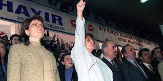 Siyaset yaşamını hep sağ partilerde geçiren meral akşener, susurluk kazası ve 28 şubat sürecinin fırtınalı dönemlerinde içişleri bakanlığı koltuğunda oturuyordu. Tansu Ciller In Kabinesinden Parti Liderligine Iste Meral Aksener In Siyasi Hayati