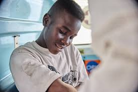 Mi padre murió cuando yo era chico. Al poco tiempo mi madre se enfermó, no  sabía que iba a pasar. Ahí fue cuando decidí dedicarme al cuidado de las  personas”. John sube