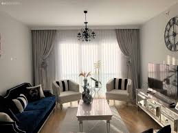 istanbul dan lacivert ve beyazi kucaklayan sik bir salon ev gezmesi luks oturma odalari ev ic tasarimi ev icin