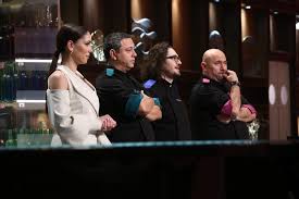 Asta pentru că chefii primesc misiunea de a se confrunta în farfurii în care să așeze cu multă măiestrie gustul propriei copilării. Vqafrihopvkn3m