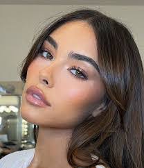 Amanda Tiab's Instagram, Twitter & Facebook