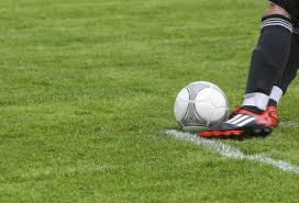 Dalam permainan sepak bola, tendangan bola dengan menggunakan kaki bagian dalam akan menghasilkan tembakan yang cenderung datar dan juga lebih terarah. Ukuran Lapangan Sepak Bola Teknik Peraturan Sejarah