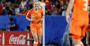 Lyrics for zie die leeuwinnen by claudia de breij. Oranje Leeuwinnen Vervolgen Jacht Op Ek Zonder Groenen En Van De Sanden Voetbalprimeur Nl