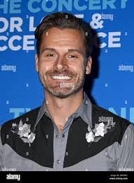 Robert Shumake's Instagram, Twitter & Facebook