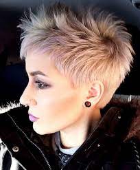 Undercut, a ještě si hrají s vykreslenými obrazci ve stylu tattoo. Pixie Kratke Ucesy Modni Trendy Ucesy Pro Aktivni Zeny Confetissimo Blog Pro Zeny