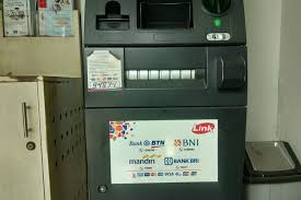 Ada ratusan profesi yang bisa digeluti namun tidak semua profesi bisa ada banyak faktor yang membuat seseorang menerima gaji tinggi dalam menjalani profesi mereka. Daftar Biaya Cek Saldo Dan Tarik Tunai Di Atm Link Halaman All Kompas Com