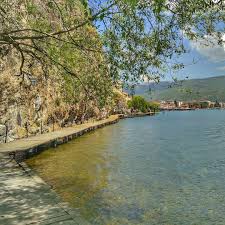 Het is de opvolger van een van de deelrepublieken van het voormalige joegoslavië. Het Meer Van Ohrid In Noord Macedonie Is In Het Voorjaar Genieten Noordmacedoniemetkinderen Kleinewereldreiziger Reizenmetkinderen Outdoor River Canal
