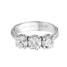 Notte di san lorenzo evoca la notte e il cielo stellato. Anello Damiani Notte Di San Lorenzo Corvino Gioielli