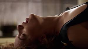 Anastasia steele accepte de remplacer sa colocataire malade, katherine, pour interviewer l'homme d'affaires et milliardaire christian grey. Anastasia A Faim Dans Le Deuxieme Trailer De Cinquante Nuances Plus Sombres Premiere Fr