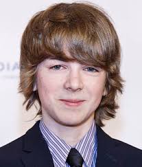 Emily Rowley, una joven sin brazos, hace todas las actividades con sus pies