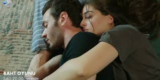 Tuğçe, ada'dan, bora'nın günlük planlarını kendisine bildirmesini, bir nevi ajanlık yapmasını istediği baht oyunu hüsrana uğradı. Baht Oyunu 3 Bolum 2 Fragmani Yayinda Bora Yataginda Ada Yi Gorunce Sok Oluyor Magazin Haberleri
