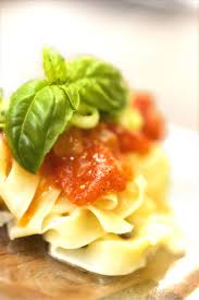 Tagliatelle Mit Kirschtomaten Und Zucchinistreifen Kirschtomaten Lebensmittel Essen Tomaten