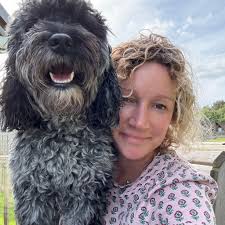 Is there anyone who comes to your own house and does dog home boarding?  Thank you ☺️