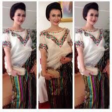 Kebaya brokat ini nampak kece karena warna ungu nya yang lembut itu. Bajubodomodern Pakaian Wanita